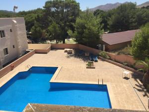 una piscina sul tetto di una casa di YourHouse Sol i Mar 2 beach apartment a Cala Mesquida