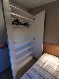 Gallery image of Stacaravan op 5 Sterren Vakantiepark De Kuilart Friesland aan het Meer met Zwembad 5P 116 in Koudum