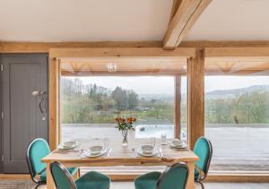 comedor con mesa y sillas y ventana grande en River View Lodge, en Allendale