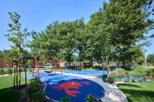 un parco giochi in un parco con parco giochi per scimmie di Easyatent Safari tents Bijela Uvala a Poreč (Parenzo)