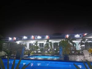 สระว่ายน้ำที่อยู่ใกล้ ๆ หรือใน MB House Resort