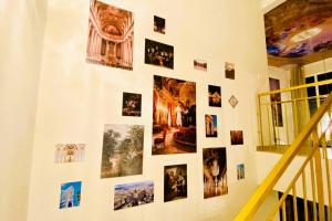 uma parede cheia de imagens numa parede em A Night in PÂRIS on the 31st Floor em Yelahanka