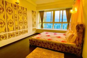 um quarto com uma cama e uma janela em A Night in PÂRIS on the 31st Floor em Yelahanka