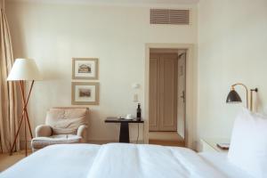 Postel nebo postele na pokoji v ubytování Parkhotel Quellenhof Aachen