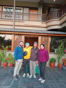 Oaspeți care stau la Paradise Boutique Hotel