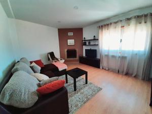 a living room with a couch and a table at Casa do Vale in Apúlia