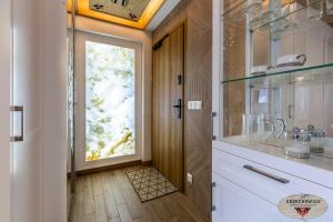 W łazience znajdują się szklane drzwi i umywalka. w obiekcie Modrzejewska Residence Zakopane w Zakopanem +37 zdjęć