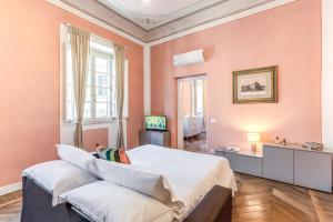 um quarto com paredes cor-de-rosa e uma cama grande em La Rosa em Florença