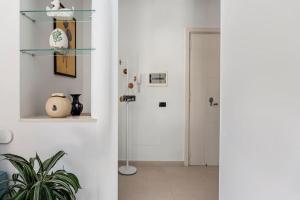 un pasillo con paredes blancas y una puerta blanca en Appartamento Le Zagare, en Sorrento