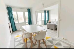 - une salle à manger avec une table, des chaises et un lit dans l'établissement * Cosy & Spacieux * (75 M2) RER D à 5 min à pied, à Corbeil-Essonnes 9 autres photos