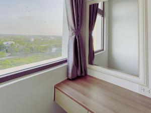 Cette chambre dispose d'une fenêtre avec un rebord de fenêtre en bois. dans l'établissement Căn hộ ngoại ô - Phương Nam 1 Hotel & Apartments, à Hà Quảng (4)