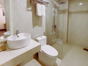 La salle de bains est pourvue d'un lavabo, de toilettes et d'une douche. dans l'établissement Căn hộ ngoại ô - Phương Nam 1 Hotel & Apartments, à Hà Quảng (4)