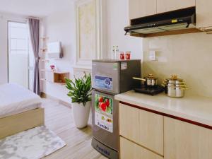 - une cuisine avec un comptoir et un réfrigérateur dans la chambre dans l'établissement Căn hộ ngoại ô - Phương Nam 1 Hotel & Apartments, à Hà Quảng (4)