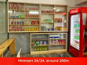 - un réfrigérateur à coca cola dans un magasin de boissons dans l'établissement Căn hộ ngoại ô - Phương Nam 1 Hotel & Apartments, à Hà Quảng (4)