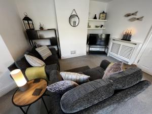 een woonkamer met een bank en een tv bij Carpe Diem in Ryde