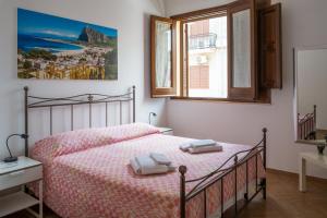 ein Schlafzimmer mit einem Bett mit zwei Handtüchern darauf in der Unterkunft Appartamenti Leone in San Vito lo Capo