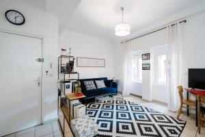 Calm & Comfort / Near Part-Dieu AIL في ليون: غرفة معيشة مع أريكة زرقاء وطاولة