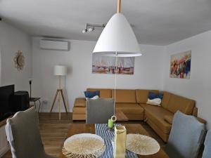 un soggiorno con divano e tavolo di Apartman Z12 a Kornić