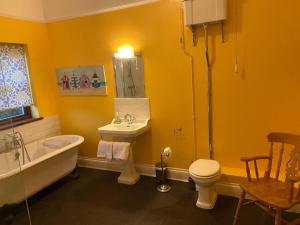 La salle de bains est pourvue d'une baignoire, de toilettes et d'un lavabo. dans l'établissement Farmers Arms, à Taunton