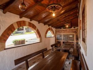 jadalnia z drewnianymi ławami i łukowym oknem w obiekcie San Vinogradara w mieście Donja Stubica