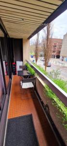 balcón con bancos y vistas a la calle en Studio moderne, 10min à pied gare d'annecy, en Annecy