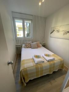 ein Schlafzimmer mit einem Bett mit zwei Handtüchern darauf in der Unterkunft Olabide by Smiling Rentals in Hondarribia