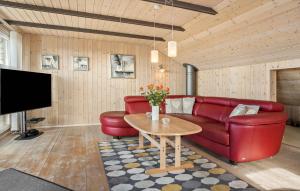 Et opholdsområde på Cozy Home In Hemmet With Sauna