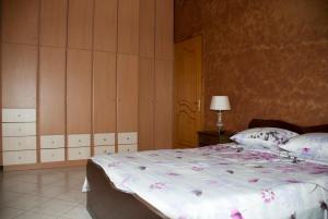 a bedroom with a large bed with flowers on it at Gaia garden house in Gáïa