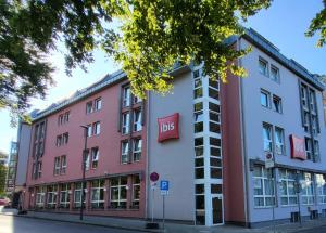 un edificio con un cartello di un autobus sul lato di ibis Aachen Marschiertor - Aix-la-Chapelle ad Aquisgrana