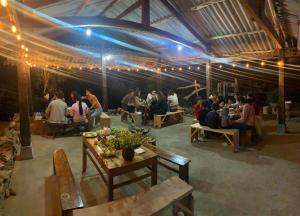 a group of people sitting in a room with a crowd of people at Homestay Chân Núi in Sa Pả