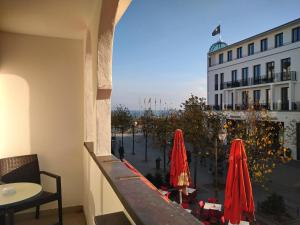 einen Balkon mit Blick auf eine Straße und ein Gebäude in der Unterkunft Hotel Esplanade & Aparthotel Rialto in Binz