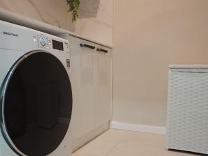 a washing machine in a room with a door at Apê Paulista Alameda Santos in São Paulo