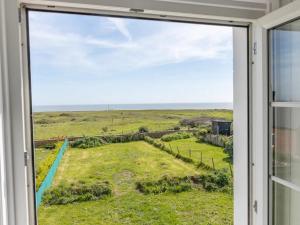 una finestra con vista su un campo da una casa di Coastguard Cottage a Ventnor