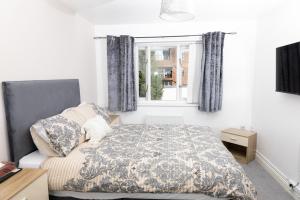 a bedroom with a bed and a window at 3BD Retreat Central Carlisle in Carlisle