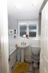 a bathroom with a sink and a toilet and a tub at 3BD Retreat Central Carlisle in Carlisle