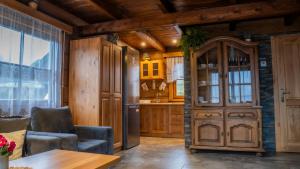 uma cozinha com paredes de madeira e tecto de madeira em Jaworowa Osada em Brenna