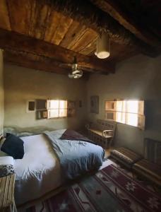 una camera con un letto in una stanza con finestre di Paradise Hosting Group Siwa a Siwa
