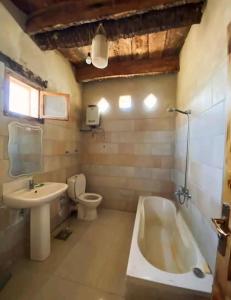 bagno con lavandino, vasca e servizi igienici di Paradise Hosting Group Siwa a Siwa