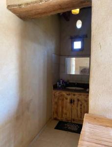 una piccola cucina con lavandino e bancone di Paradise Hosting Group Siwa a Siwa