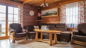 ein Wohnzimmer mit einem Sofa und einem Tisch in der Unterkunft Jaworowa Osada in Brenna