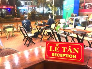 dwoje osób siedzących przy stolikach w restauracji w obiekcie Phong Nha Backpacker Hostel w mieście Cừ Lạc