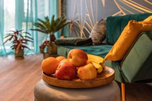 un bol de fruta en una mesa en la sala de estar en Hotz, en Radolfzell am Bodensee