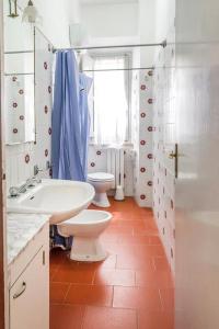 ein Badezimmer mit 2 WCs und einem Waschbecken in der Unterkunft Quadrilocale con giardino e posto auto a Sirolo - S266 in Sirolo