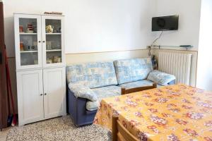 ein Wohnzimmer mit einem Bett und einem Sofa in der Unterkunft Quadrilocale con giardino e posto auto a Sirolo - S266 in Sirolo