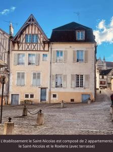 オセールにあるAppartement le Saint-Nicolas Auxerre Les Quaisの通りの真ん中の大きな建物