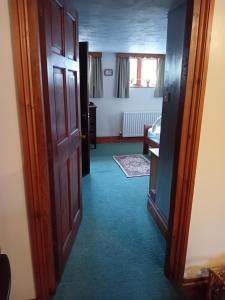 uma porta aberta para um quarto com um corredor em Robins Nest em Liskeard