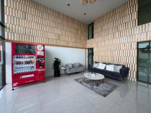 a living room with a soda machine and a couch at modern 2 bedrooms,Ayuttaya in Ban Ko Rian
