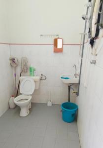 y baño con aseo y lavamanos. en Pilah homestay, en Kuala Pilah