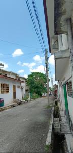 eine leere Straße neben einem weißen Gebäude in der Unterkunft Pilah homestay in Kuala Pilah