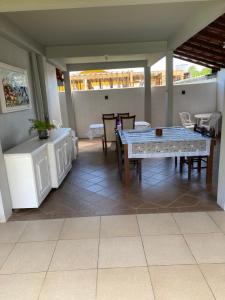 uma sala de estar com uma mesa e uma sala de jantar em Casa geminada 1 em Florianópolis
